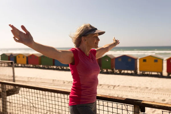 Seitenansicht Einer Seniorin Die Mit Ausgestreckten Armen Auf Einer Strandpromenade — Stockfoto