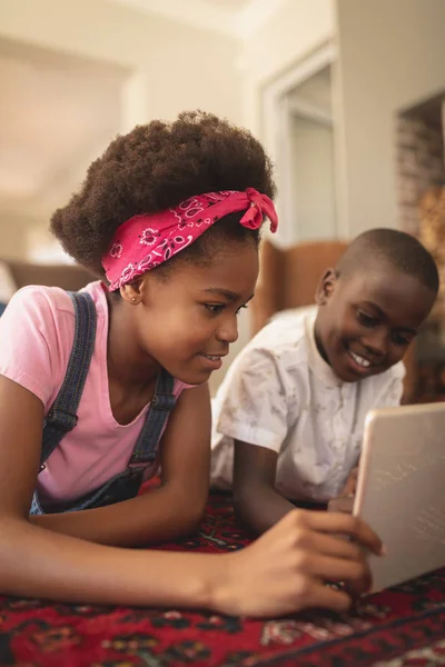 Zbliżenie African American Rodzeństwo Leżąc Podłodze Zabawne Pomocą Cyfrowego Tabletu — Zdjęcie stockowe