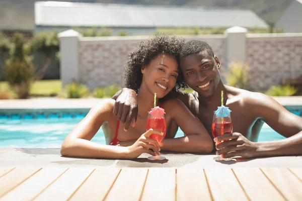 Portret Van Gelukkige Jonge African American Paar Leunend Rand Van — Stockfoto