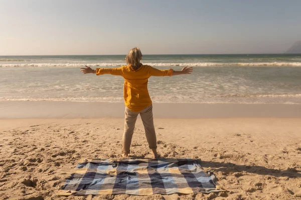 Pohled Zezadu Starší Ženy Stojící Rukama Pláži — Stock fotografie
