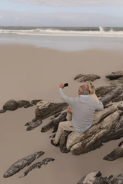 Etkin Üst Düzey Çift Alarak Selfie Beach Ile Okyanus Arka — Stok fotoğraf