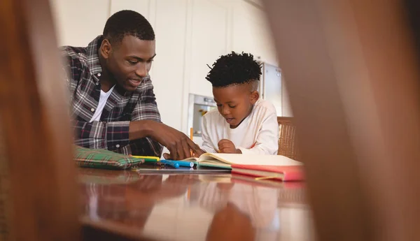 Vista Frontale Del Padre Afroamericano Che Aiuta Suo Figlio Con — Foto Stock