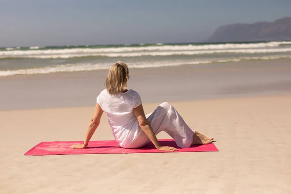 Vista Trasera Mujer Mayor Activa Haciendo Ejercicio Playa Día Soleado —  Fotos de Stock