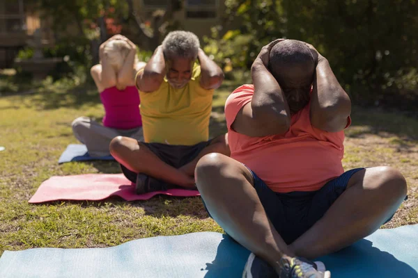 Vista Frontal Personas Mayores Activas Realizando Ejercicio Yoga Estera Yoga — Foto de Stock