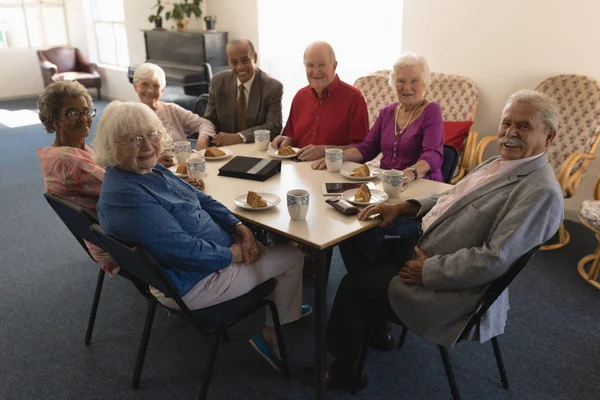 Vista Frontal Grupo Feliz Amigos Seniores Sentados Mesa Jantar Olhando — Fotografia de Stock