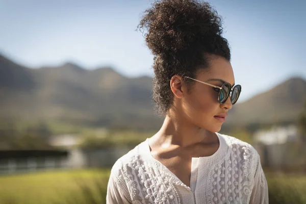 Gros Plan Une Jeune Femme Métisse Aux Lunettes Soleil Regardant — Photo