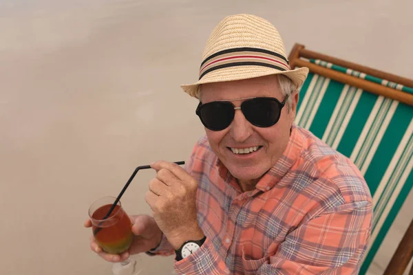 Vista Frontale Dell Uomo Anziano Attivo Che Beve Cocktail Mentre — Foto Stock