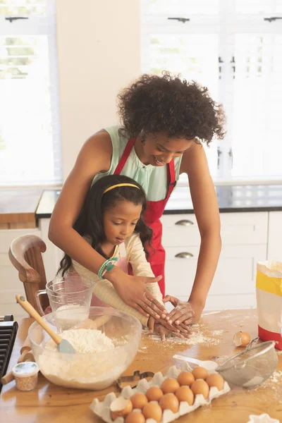 Vista Frontal Madre Hija Afroamericanas Amasando Masa Galletas Cocina Casa — Foto de Stock
