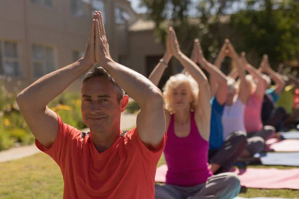 Allenatore Formazione Persone Anziane Nell Esecuzione Yoga Nel Parco — Foto Stock