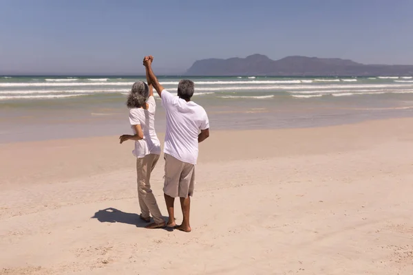 Vue Arrière Heureux Couple Personnes Âgées Dansant Ensemble Sur Plage — Photo