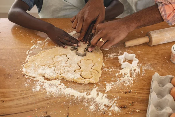 Primer Plano Padre Hijo Afroamericanos Horneando Galletas Cocina Casa —  Fotos de Stock