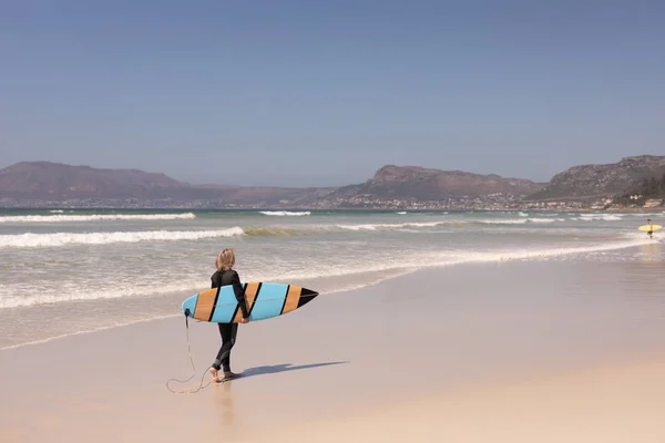 Üst Düzey Kadın Sörfçü Surfboard Ile Sahilde Yürüyüş Arka Görünümü — Stok fotoğraf