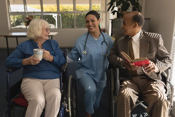 Vista Frontal Feliz Doctora Cuidando Hablando Con Pareja Ancianos Discapacitados — Foto de Stock