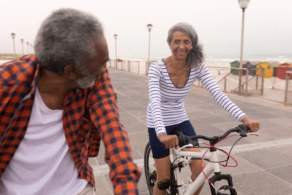 Vooraanzicht Van Gelukkige Senior Paar Met Fiets Kijken Elkaar Promenade — Stockfoto