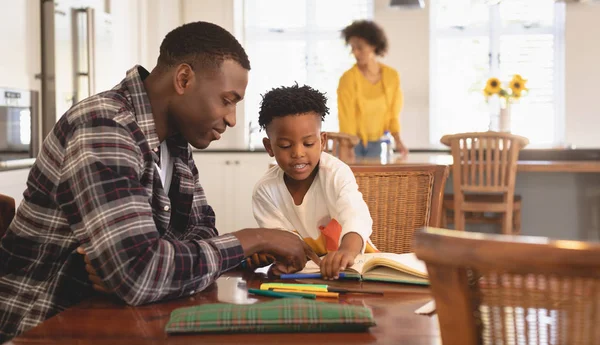 Framifrån African American Fader Att Hjälpa Sin Son Med Läxorna — Stockfoto