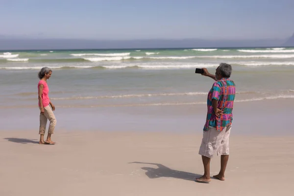 Вид Ззаду Старшого Чоловіка Фото Літньої Жінки Мобільним Телефоном Пляжі — стокове фото