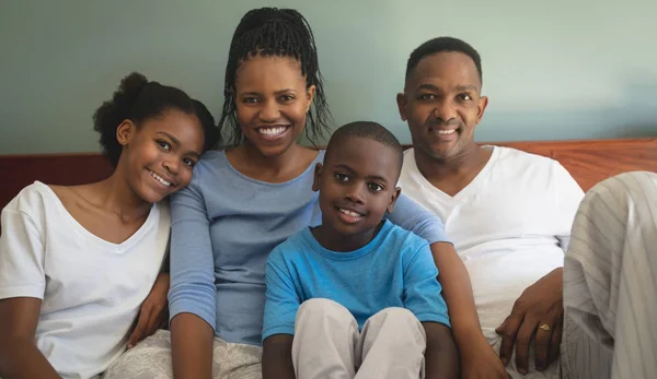 Vista Frontal Feliz Familia Afroamericana Mirando Cámara Mientras Relaja Cama — Foto de Stock
