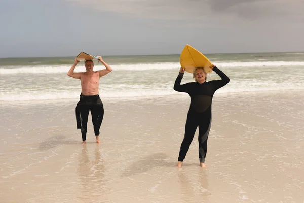 Vorderansicht Eines Aktiven Senioren Paares Mit Surfbrett Auf Dem Kopf — Stockfoto