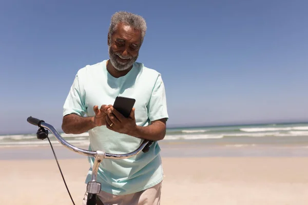 Frontansicht Eines Glücklichen Seniors Mit Fahrrad Strand Der Sonne — Stockfoto