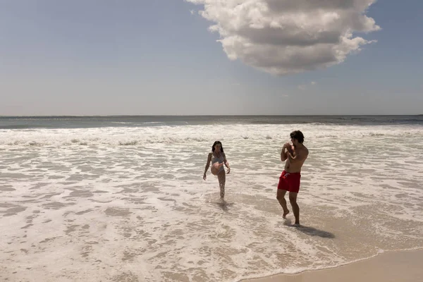 Εμπρόσθια Όψη Του Happy Νεαρό Ζευγάρι Έχει Διασκέδαση Στην Παραλία — Φωτογραφία Αρχείου
