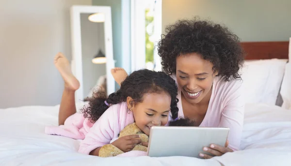 Mãe Afro Americana Feliz Sua Filha Bonita Usando Tablet Digital — Fotografia de Stock
