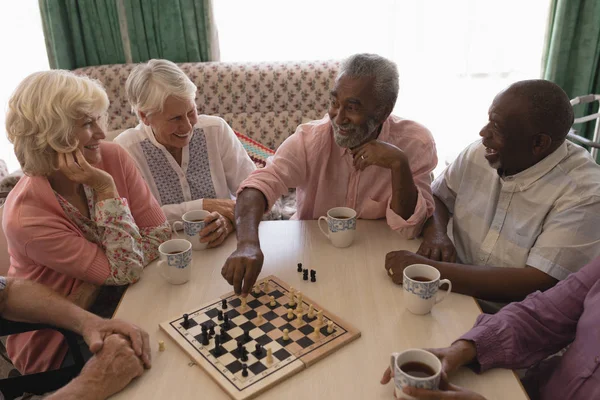 Hoge Hoekmening Van Groep Senior Mensen Schaken Tafel Woonkamer Bij — Stockfoto