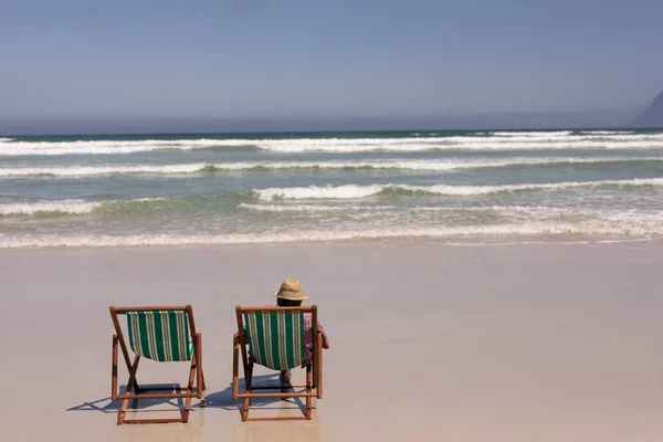 Rückansicht Eines Älteren Mannes Der Sich Auf Einer Liege Strand — Stockfoto