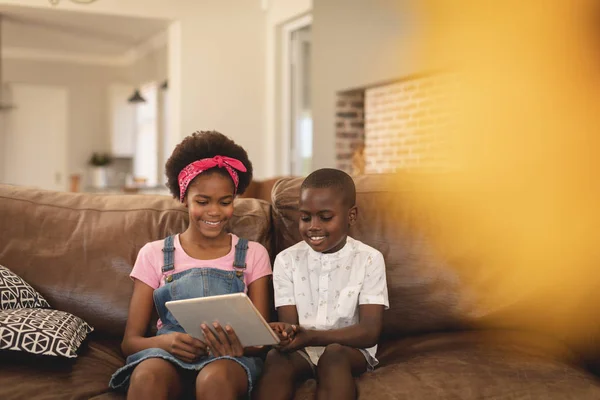 Vista Frontale Del Fratello Afroamericano Seduto Sul Divano Con Tablet — Foto Stock