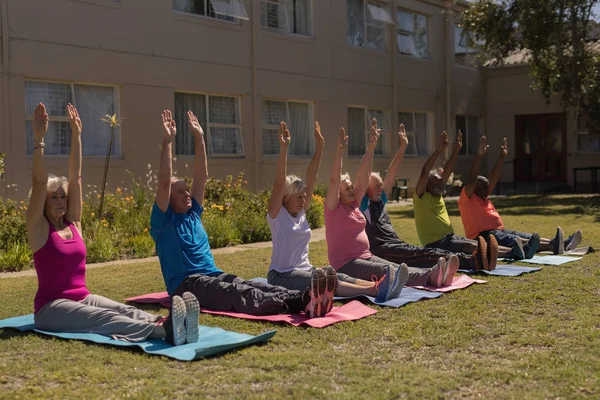 Seitenansicht Einer Gruppe Aktiver Senioren Die Auf Einer Yogamatte Park — Stockfoto