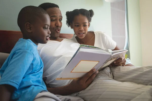 Afrikalı Amerikalı Babası Evde Yatak Odasında Yatağın Üzerinde Hikaye Kitabı — Stok fotoğraf