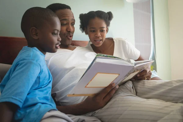 Sidovy African American Far Med Hans Barn Läsa Sagobok Sängen — Stockfoto