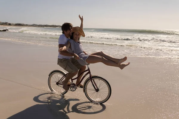 Sidovy Vacker Glad Ung Kvinna Sitter Mannen Cykel Styret Stranden — Stockfoto