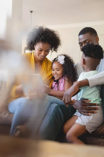 Vorderansicht Glücklicher Afrikanisch Amerikanischer Eltern Mit Ihren Niedlichen Kindern Die — Stockfoto