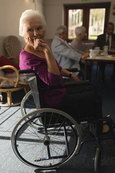 Vista Laterale Disabilitare Donna Anziana Seduta Una Sedia Rotelle Guardando — Foto Stock