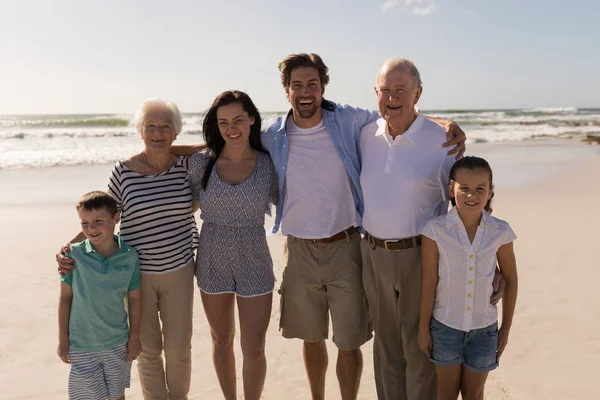 Frontansicht Einer Glücklichen Mehrgenerationenfamilie Mit Umherliegenden Armen Die Strand Der — Stockfoto