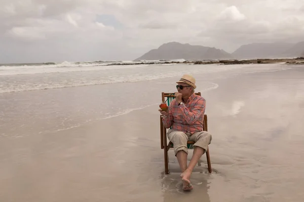 Čelní Pohled Aktivní Starší Muž Koktejl Nápoj Relaxovat Lehátku Pláži — Stock fotografie