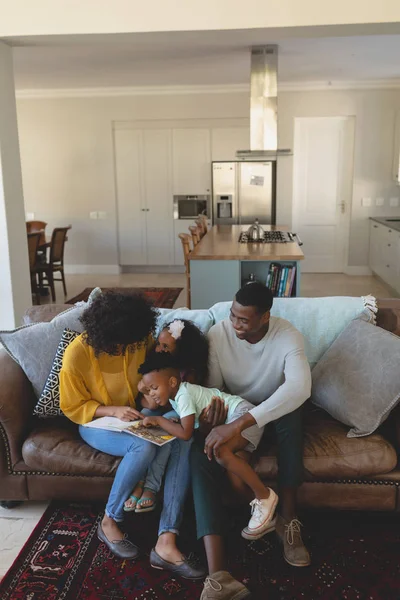 Vista Alto Angolo Dei Genitori Afroamericani Felici Con Loro Bambini — Foto Stock