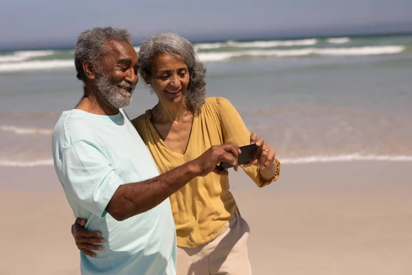 Вид Спереди Пожилой Пары Делающей Селфи Мобильным Телефоном Пляже Солнечном — стоковое фото