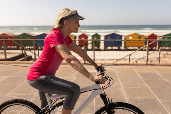 Vista Laterale Della Donna Anziana Bicicletta Sul Lungomare Spiaggia — Foto Stock