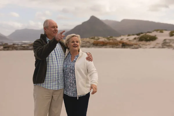 Feliz Casal Idoso Ativo Praia Homem Apontando Para Algo Com — Fotografia de Stock