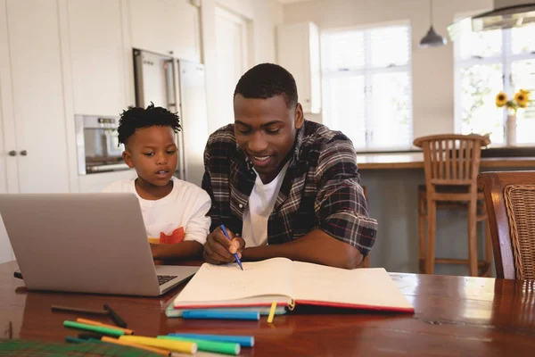 Vooraanzicht Van Afro Amerikaanse Vader Zijn Zoon Helpen Met Huiswerk — Stockfoto