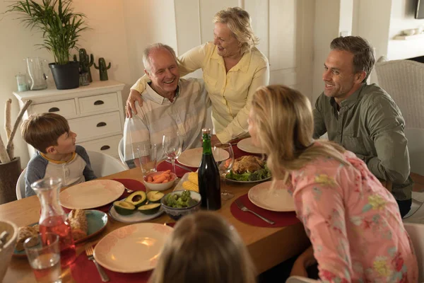 Zijaanzicht Van Een Multi Generatie Familie Interactie Met Elkaar Terwijl — Stockfoto