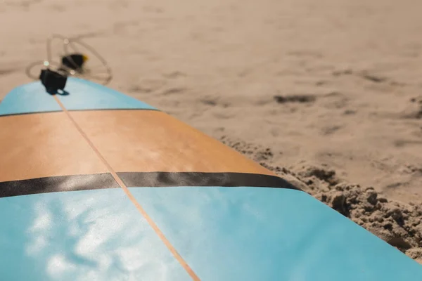太陽の光のビーチにリーシュをサーフボードのクローズ アップ — ストック写真