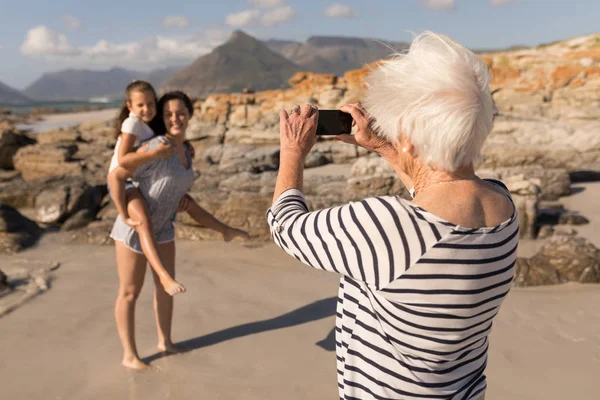 Vezető Kattintson Fotó Gyermeke Mobiltelefon Strandon Hátulnézet — Stock Fotó