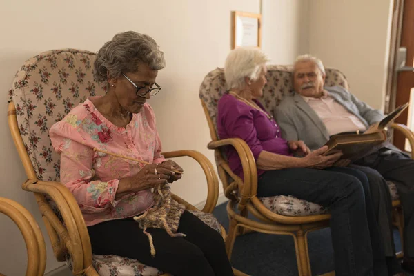 Front View Senior Friends Knitting Looking Photo Album Nursing Home — Stock Photo, Image