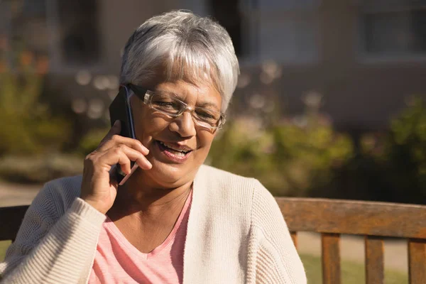 Close Van Actieve Gemengd Ras Senior Vrouw Praten Mobiele Telefoon — Stockfoto
