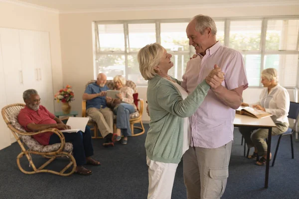Sidovy Aktiv Senior Par Dansar Med Äldre Människor Som Läser — Stockfoto