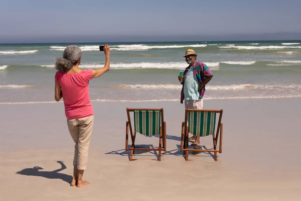 Pandangan Belakang Tentang Wanita Senior Mengklik Foto Pria Senior Pantai — Stok Foto