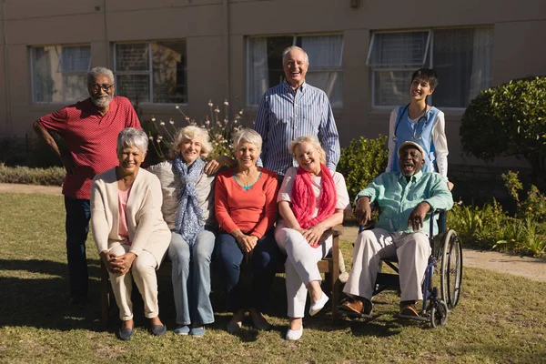 Retrato Grupo Ativo Diversificado Idosos Posando Parque — Fotografia de Stock