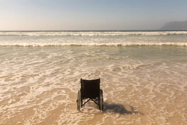 Sahilde Deniz Kıyısı Boş Tekerlekli Sandalye Arka Görünümü — Stok fotoğraf